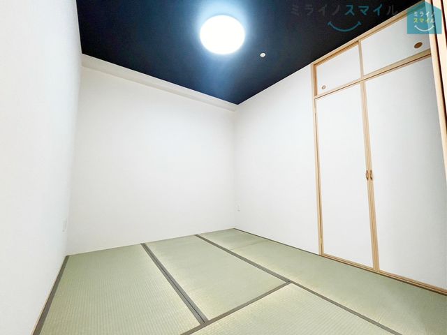 押入れ付きの4.5帖の和室です♪ゲストルームやお子様の遊び場など使い勝手が良く、1室は欲しい和室です♪