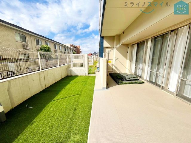 南向きで陽当りの良いテラスは物干しセットを追加してたくさんのお洗濯物が干せるのが魅力です!