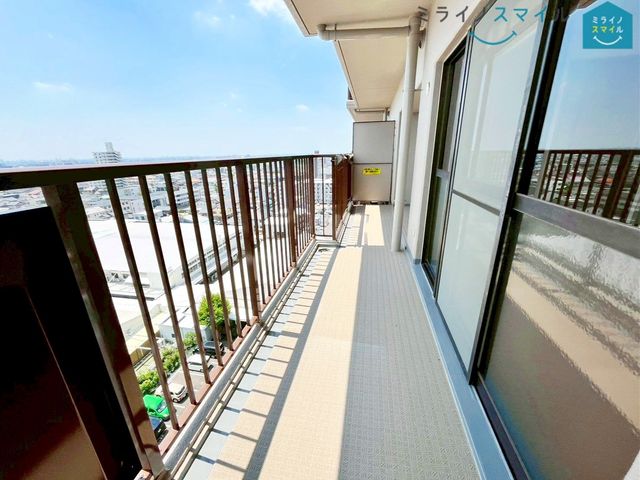 南向きで陽当りの良いバルコニーは物干しセットを追加してたくさんのお洗濯物が干せるのが魅力です！