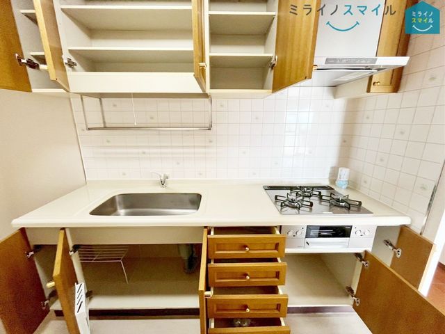 キッチン内が見えないので、使いやすさ重視でお料理に集中したい方向けの独立キッチン！匂いが広がらない点もGOOD♪