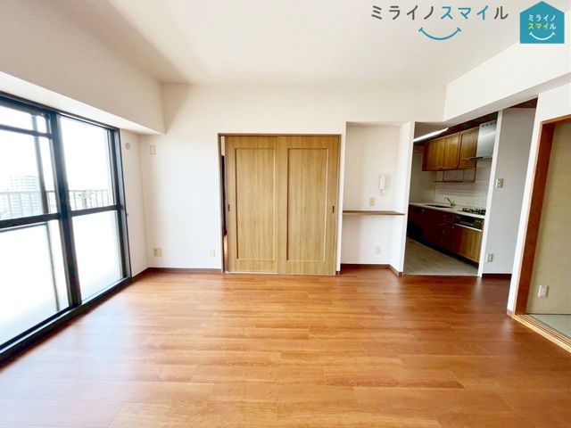 開放感と採光にこだわった10.5帖のリビングです！たっぷりの陽差しと心地よい風が舞い込む快適な住まいを叶えます♪