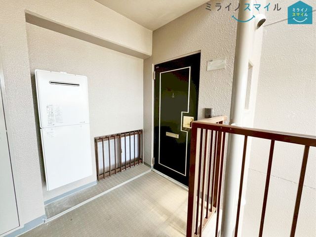 奥まった玄関で、来客があってもプライバシーが守られやすい玄関です
