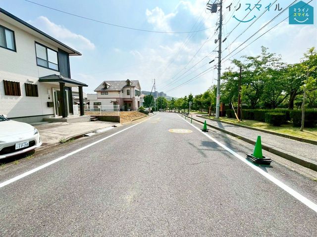 前面道路の幅員は約7.98mです!!道幅が広く、お車での出入りも楽々です♪
