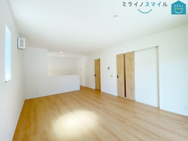 室内にいてもたっぷりの陽光と爽やかな風を感じていただける、開放感あふれるリビングです!ご家族と穏やかに過ごす、心地の良い時間が流れます♪