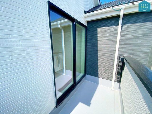 スペースが広く、多目的に利用できるルーフバルコニーです!屋根がなく開放感があり、日当たりも良好なのでお洗濯物がよく乾きます♪