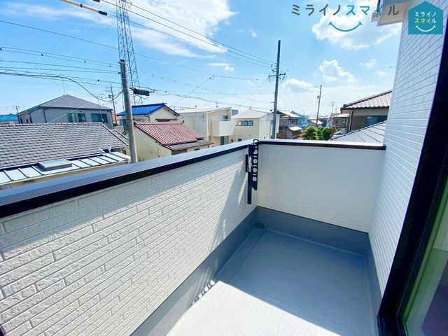 南東向きで陽当りの良いバルコニーは物干しセットを追加してたくさんのお洗濯物が干せるのが魅力です!