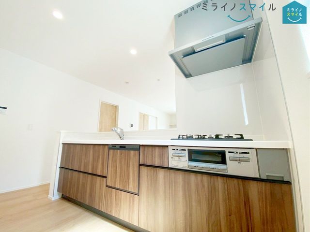 リビングで遊ぶ子供にも目が届きます♪安心感で選ぶなら対面キッチン!ご家族との会話も楽しみながらお料理をすることができます♪