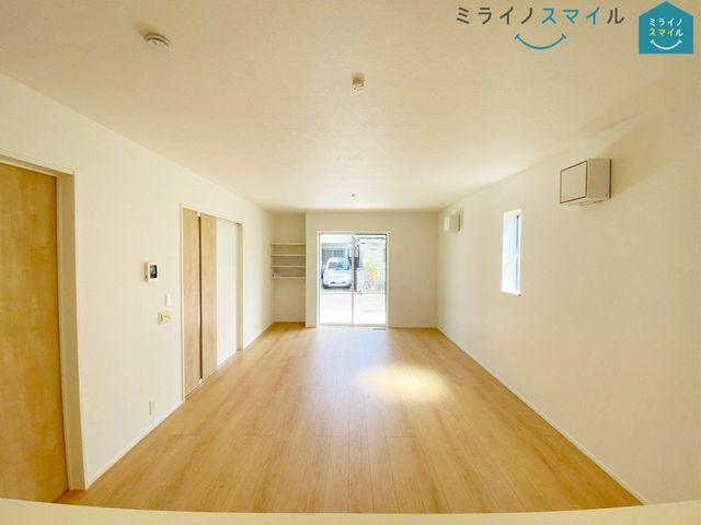 ナチュラルな木目質の床から木のぬくもりを感じられる広々とした17帖のリビングルームです♪