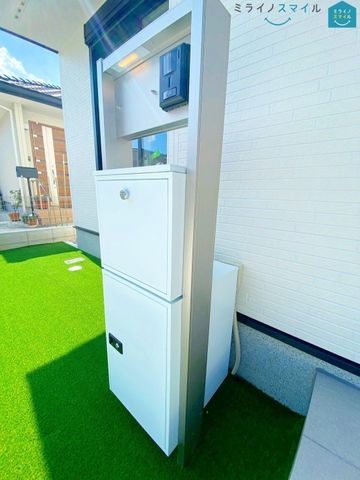 宅配ボックス付きです!家にいない時や、すぐ玄関先に出ることができない時でも、宅配業者が荷物を入れておくことができるので、受け渡し時間や再配達の手間を気にする必要がありません!
