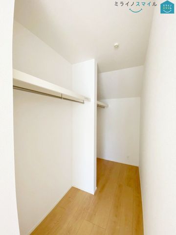 収納力が魅力のウォークインクローゼット付きです!お洋服をまとめておけるので、朝の服選びの時間の短縮にも◎広いスペースがあることで通気性を確保し、カビなども防止できます♪