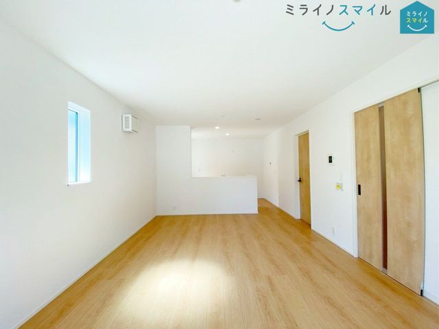 リビング17帖、家族が自然に集まる広さ!大画面TVも余裕で配置できます♪インテリアプランの考察はかどるワイドなリビングです♪