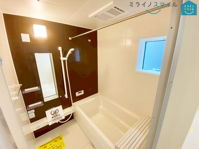 ゆったり足が伸ばせる浴槽で、毎日の疲れを癒やすバスタイムを実現!浴室乾燥機付きで、夜にお洗濯をする方でもスッキリ乾かせます♪