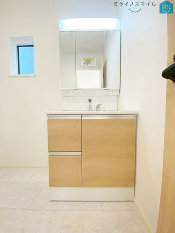 ゆとりの洗面スペースで朝の身支度も快適スムーズに。3面鏡で髪のセットやお化粧もストレスなくこなせ、朝から気分良く通勤通学に向かえますね!