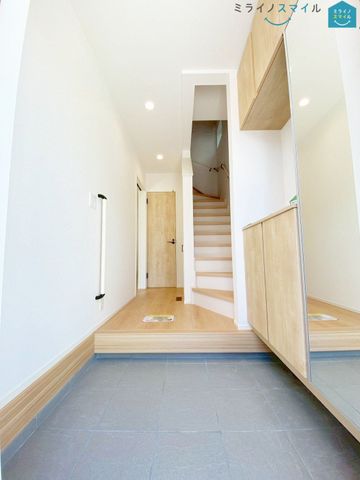 住まう人も来客も入った時にワクワクさせてくれるオシャレな玄関。収納もたっぷりあるので、靴がたくさんあっても安心!気持ちの良い朝は、毎日ここからスタートしていきます♪