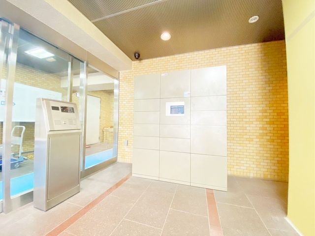 宅配ボックスがございますので不在時に荷物が届いても再配達を頼む手間が省けます♪