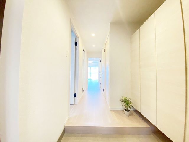 住まう人も来客も入った時にワクワクさせてくれるオシャレな玄関。収納もたっぷりあるので、靴がたくさんあっても安心！気持ちの良い朝は、毎日ここからスタートしていきます♪