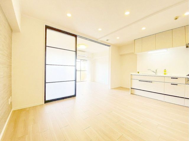 ナチュラルな木目質の床から木のぬくもりを感じられる広々とした10帖のダイニングキッチンです♪