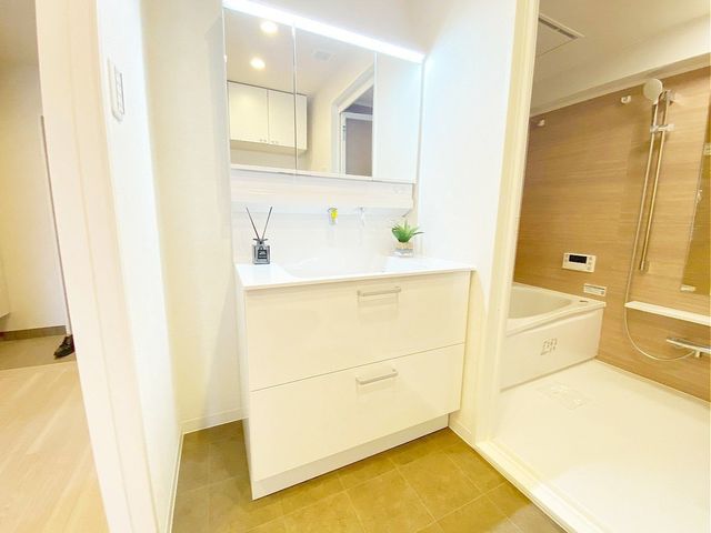 ゆとりの洗面スペースで朝の身支度も快適スムーズに。３面鏡で髪のセットやお化粧もストレスなくこなせ、朝から気分良く通勤通学に向かえますね！