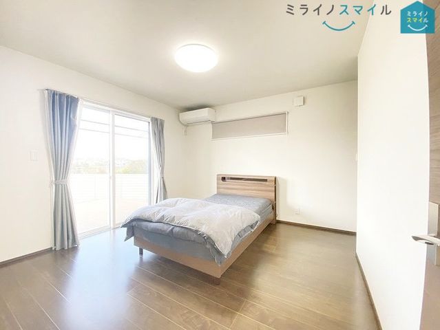 2面採光でお部屋も明るく、気持ち良く過ごすことができる6.67帖の洋室です♪風通しが良いので湿気が少なく、ハウスダストが心配な方にもおすすめです♪