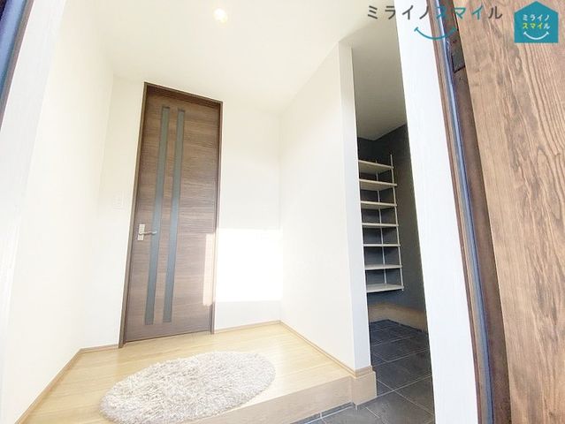 段差が低く足の上がりにくい方や小さなお子さまにも安心のシックな玄関です♪掃除のしやすい大きめタイルもＧＯＯＤ！