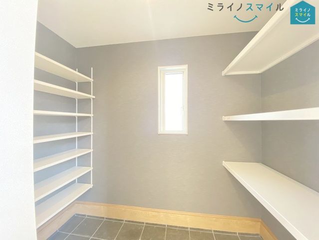 可動棚で調整可、ロングブーツやトレッキング靴もすっぽり収まる玄関収納も新設されております♪