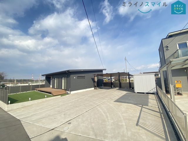 大切な愛車を駐車するカースペースは8台分確保できます♪ （車種による）