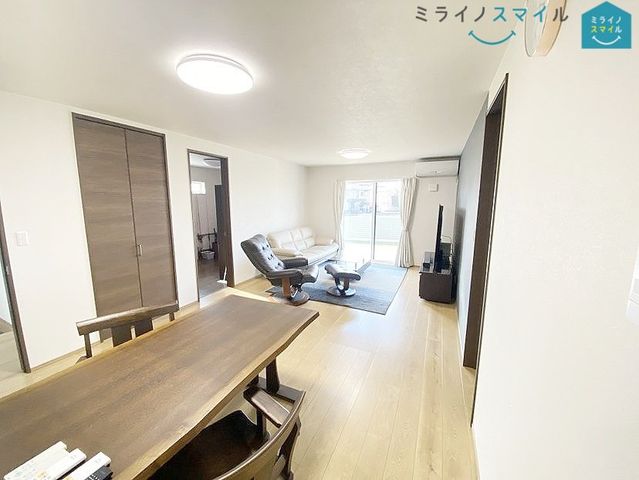 室内にいてもたっぷりの陽光と爽やかな風を感じていただける、開放感あふれるリビングです！ご家族と穏やかに過ごす、心地の良い時間が流れます♪