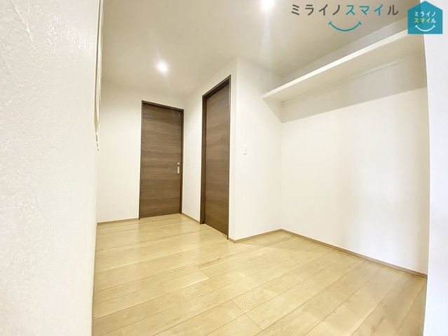 リビング隣のホールには収納棚が設けられています♪スペースを余すことなく活用できますね！！