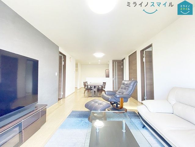 リビング19帖、家族が自然に集まる広さ！大画面ＴＶも余裕で配置できます♪インテリアプランの考察はかどるワイドなリビングです♪