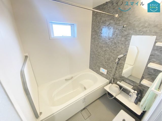 ゆったり足が伸ばせる浴槽で、毎日の疲れを癒やすバスタイムを実現！浴室乾燥機付きで、夜にお洗濯をする方でもスッキリ乾かせます♪