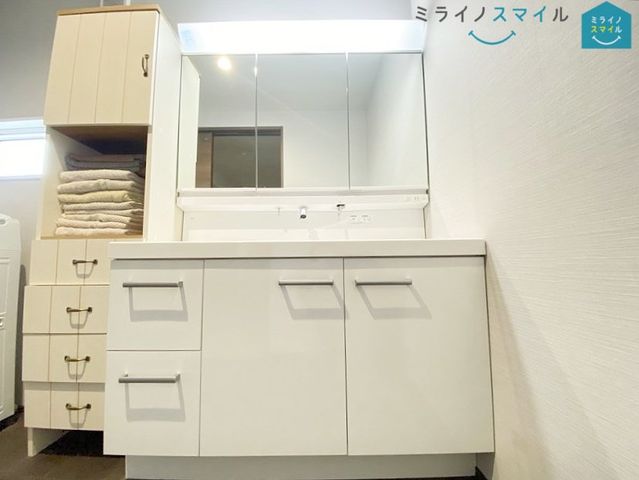 ゆとりの洗面スペースで朝の身支度も快適スムーズに。３面鏡で髪のセットやお化粧もストレスなくこなせ、朝から気分良く通勤通学に向かえますね！