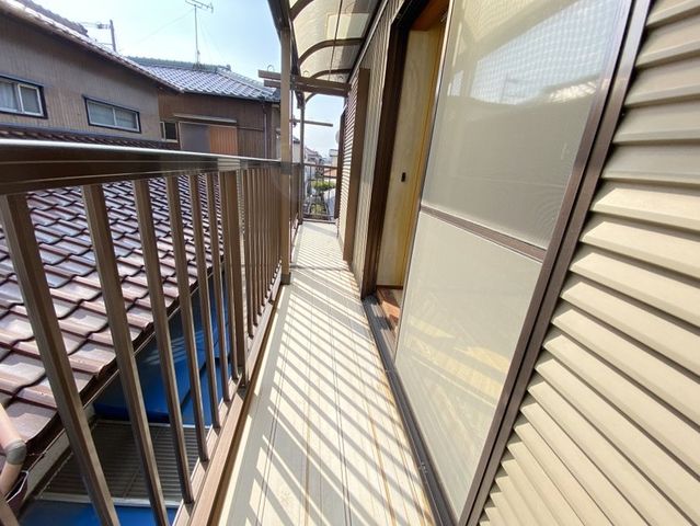 南向きで陽当りの良いバルコニーは物干しセットを追加してたくさんのお洗濯物が干せるのが魅力です！