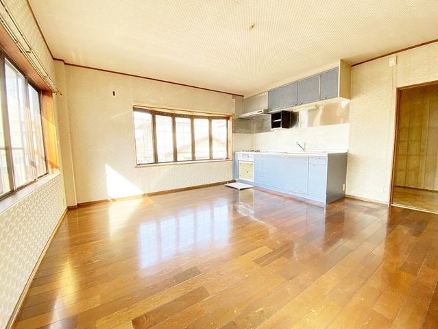 室内にいてもたっぷりの陽光と爽やかな風を感じていただける、開放感あふれるリビングです！ご家族と穏やかに過ごす、心地の良い時間が流れます♪