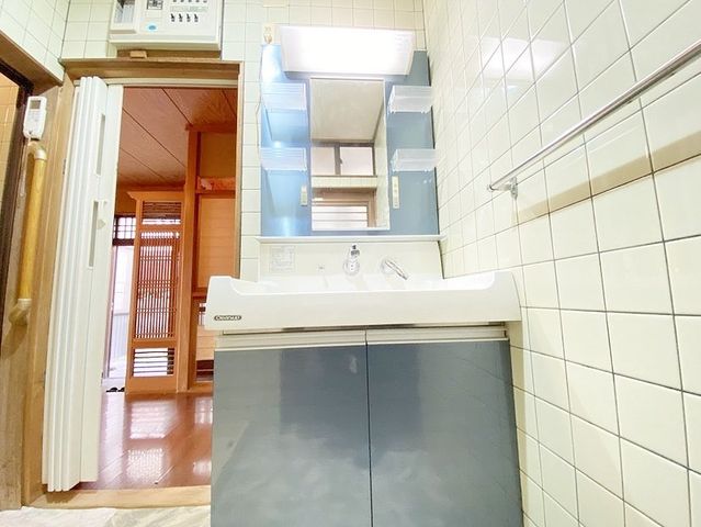 衣服の着脱が楽にできる広さの脱衣所です♪ランドリーコーナーも洗面化粧台の前にございます♪