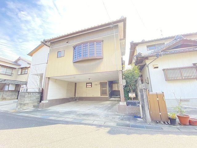 カースペース２台分確保できます♪ 休日は家族でお出かけはいかがですか？