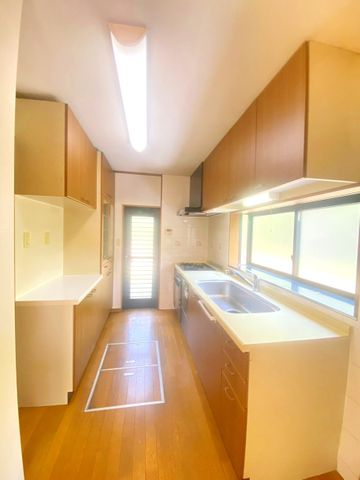 キッチンには勝手口付き!家事動線が考えられた間取りです♪
