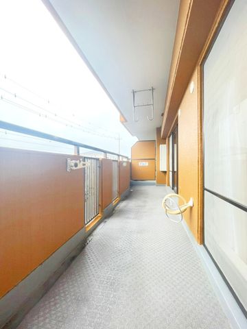 南面バルコニーで太陽の日差しが洗濯物を十分に乾かしてくれます。