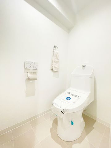 温水洗浄便座付き。洗浄だけでなく、感染症を防止して健康を守ります。