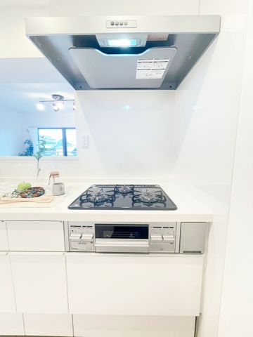 コンロ三口あり。調理の時間短縮ができて大変便利です。