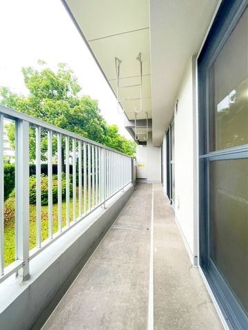 バルコニーが南西向きで、昼から夕方まで日差しが気持ちよく射し込みます。