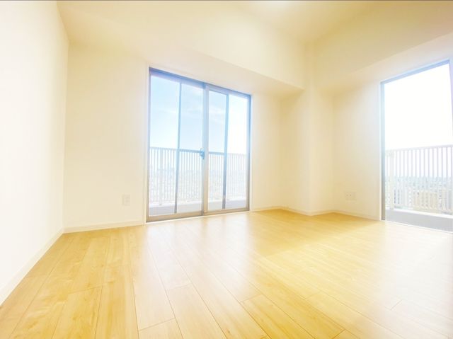 2面採光でお部屋も明るく、気持ち良く過ごすことができます♪風通しが良いので湿気が少なく、ハウスダストが心配な方にもおすすめです♪