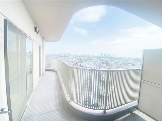 南面バルコニーで太陽の日差しが洗濯物を十分に乾かしてくれます。