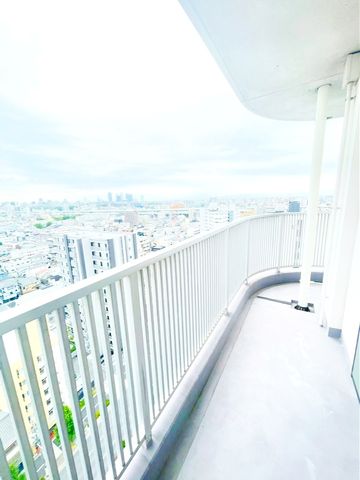 広々としたバルコニーは沢山のお洗濯物を干せます♪