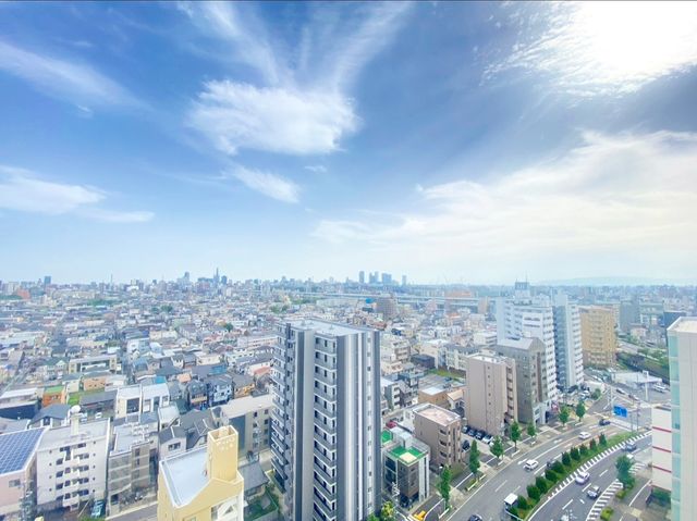 窓を開けると、日常の生活に彩りを添える素敵な景色が望めます。