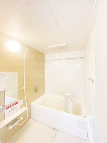 ゆったり足が伸ばせる浴槽で、毎日の疲れを癒やすバスタイムを実現!浴室乾燥機付きで、夜にお洗濯をする方でもスッキリ乾かせます♪
