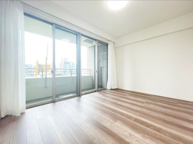 窓を開けると、日常の生活に彩りを添える素敵な景色が望めます。