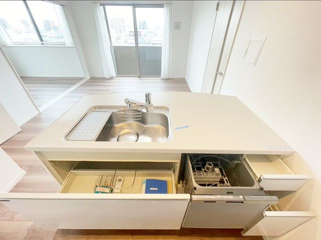 浄水器付き。飲料水だけでなく料理にも幅広くおいしい水をご利用いただけます。