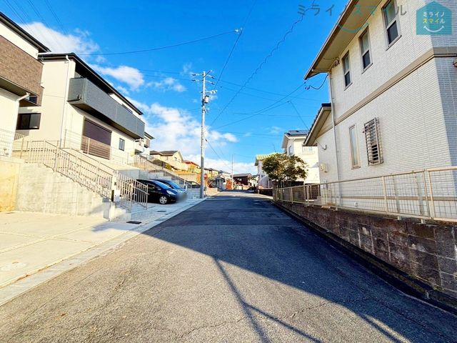 前面道路幅員6.2mあるので、駐車も楽々です♪