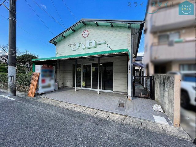 店舗部分外観です。自動ドア、シャッター完備。