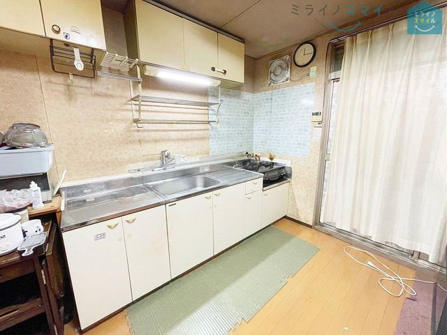 壁付きキッチンのため空間を広く有効活用できます◎